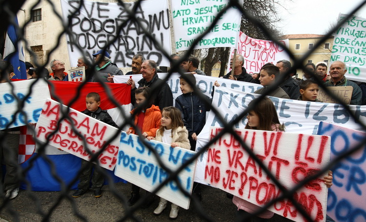 Zadar, 081210.
Prosvjed mjestana Podgradine ispred zgrade zupanijske uprave zbog toga jer njihovo mjesto nije registirano kao mjesto. Kolona prosvjednika je krenula s Branimirove obale, preko Poluotoka i dosla pred zgradu zupanije.
Foto: Vladimir Ivanov /