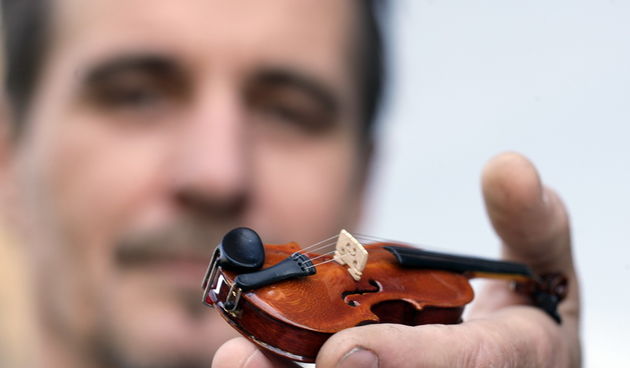 Varazdin, 041011.
Zeljko Strlek, jedni u Hrvatskoj izradjuje minijaturne muzicke instrumente koji su prema nacinu izrade jednaki svojim originalima u prirodnoj velicini. Tako, kada izradjuje violinu ona ima sve elemente kao i original, cak ih i izradjuje