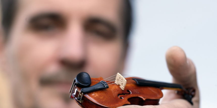 Varazdin, 041011.
Zeljko Strlek, jedni u Hrvatskoj izradjuje minijaturne muzicke instrumente koji su prema nacinu izrade jednaki svojim originalima u prirodnoj velicini. Tako, kada izradjuje violinu ona ima sve elemente kao i original, cak ih i izradjuje