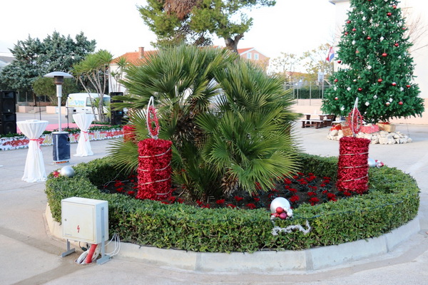 Paljenjem prve adventske svijeće i prigodnim zabavnim programom započela manifestacija Advent na otoku Viru
