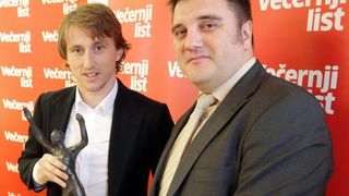 Luki Modriću u dječjoj bolnici u Klaićevoj uručena nagrada nogometaša godine, Photo: Petar Glebov/PIXSELL Luki Modriću u dječjoj bolnici u Klaićevoj uručena nagrada nogometaša godine, Photo: Petar Glebov/PIXSELL