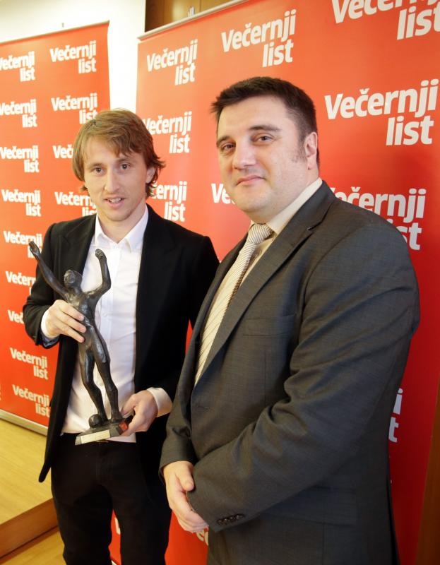 Luki Modriću u dječjoj bolnici u Klaićevoj uručena nagrada nogometaša godine, Photo: Petar Glebov/PIXSELL Luki Modriću u dječjoj bolnici u Klaićevoj uručena nagrada nogometaša godine, Photo: Petar Glebov/PIXSELL