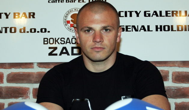 Zadar,070410.
Zadarski boksac u teskoj kategotriji Marino Goles “napada” dvije titule u Svicarskoj ,interkontinentalnu WBF i internacionalnu WBPO.  Protivnik Marina u Svicarskoj je Ratko Draskovic,Crnogorac koji je bio svjetski prvak.
Na slici  Marino Gol