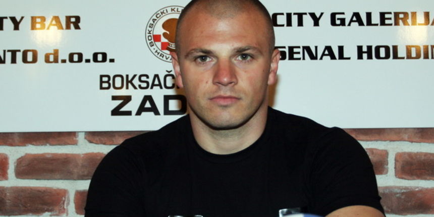 Zadar,070410.
Zadarski boksac u teskoj kategotriji Marino Goles “napada” dvije titule u Svicarskoj ,interkontinentalnu WBF i internacionalnu WBPO.  Protivnik Marina u Svicarskoj je Ratko Draskovic,Crnogorac koji je bio svjetski prvak.
Na slici  Marino Gol