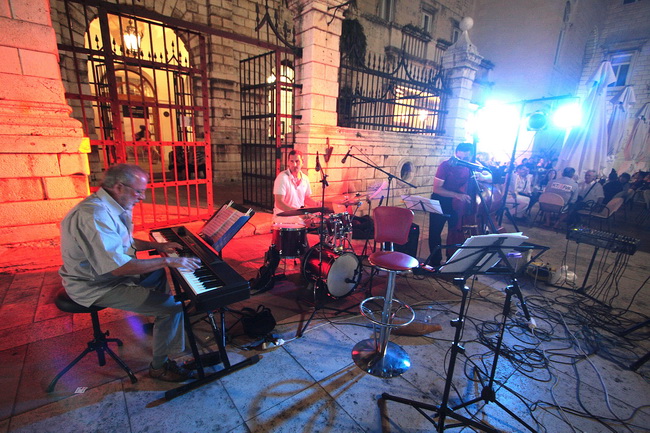 Narodni trg: koncert Aldemaromania trio & Ricardo Luque foto: Angelo Virag Narodni trg: koncert Aldemaromania trio & Ricardo Luque foto: Angelo Virag