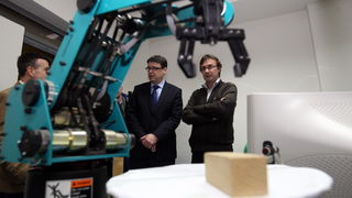 Zadar, 250313.
Ministar znanosti, obrazovanja i sporta Zeljko Jovanovic sa suradnicima boravi u radnom posjetu Zadru. Obisao je Strukovnu skolu Vice Vlatkovica, jednu od najopremljenijih i najinovativnijih strukovnih skola u Hrvatskoj, a domacin mu je bio Zadar, 250313.
Ministar znanosti, obrazovanja i sporta Zeljko Jovanovic sa suradnicima boravi u radnom posjetu Zadru. Obisao je Strukovnu skolu Vice Vlatkovica, jednu od najopremljenijih i najinovativnijih strukovnih skola u Hrvatskoj, a domacin mu je bio