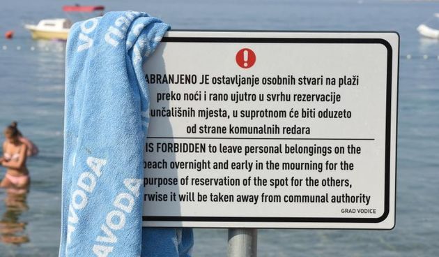 U Vodicama postavljene oznake upozorenja o ostavljanju ručnika na plaži preko noći,  Photo: Hrvoje Jelavic/PIXSELL