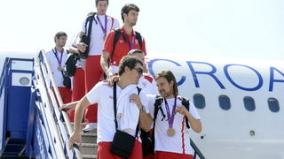 London, 130812.
Na povratku iz Londona sa Olimpijskih Igara, vecina hrvatskih sportasa se vraca avionskim letom Croatie Airlinesa za Zagreb.
Na fotografiji: broncani rukometasi, buntic, cupic, kopljar, alilovic, .
Foto: Drago Sopta / CROPIX London, 130812.
Na povratku iz Londona sa Olimpijskih Igara, vecina hrvatskih sportasa se vraca avionskim letom Croatie Airlinesa za Zagreb.
Na fotografiji: broncani rukometasi, buntic, cupic, kopljar, alilovic, .
Foto: Drago Sopta / CROPIX