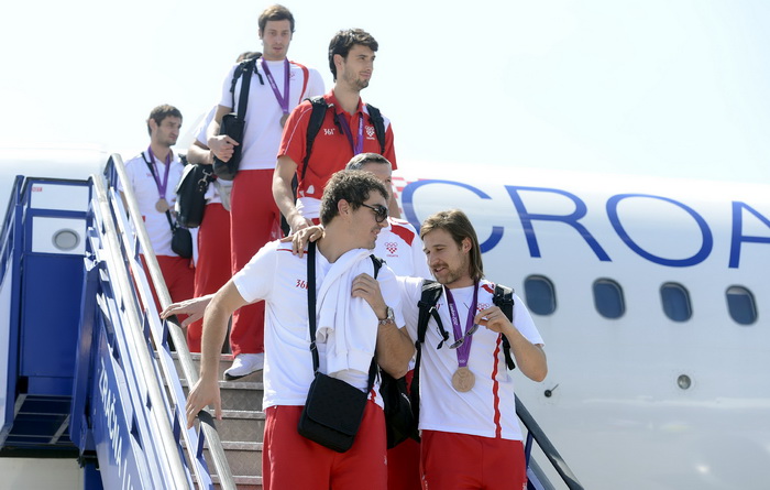 London, 130812.
Na povratku iz Londona sa Olimpijskih Igara, vecina hrvatskih sportasa se vraca avionskim letom Croatie Airlinesa za Zagreb.
Na fotografiji: broncani rukometasi, buntic, cupic, kopljar, alilovic, .
Foto: Drago Sopta / CROPIX London, 130812.
Na povratku iz Londona sa Olimpijskih Igara, vecina hrvatskih sportasa se vraca avionskim letom Croatie Airlinesa za Zagreb.
Na fotografiji: broncani rukometasi, buntic, cupic, kopljar, alilovic, .
Foto: Drago Sopta / CROPIX