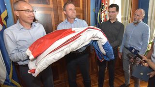 Ministar Krstičević uručio gradonačelniku Dukiću veliku hrvatsku zastavu