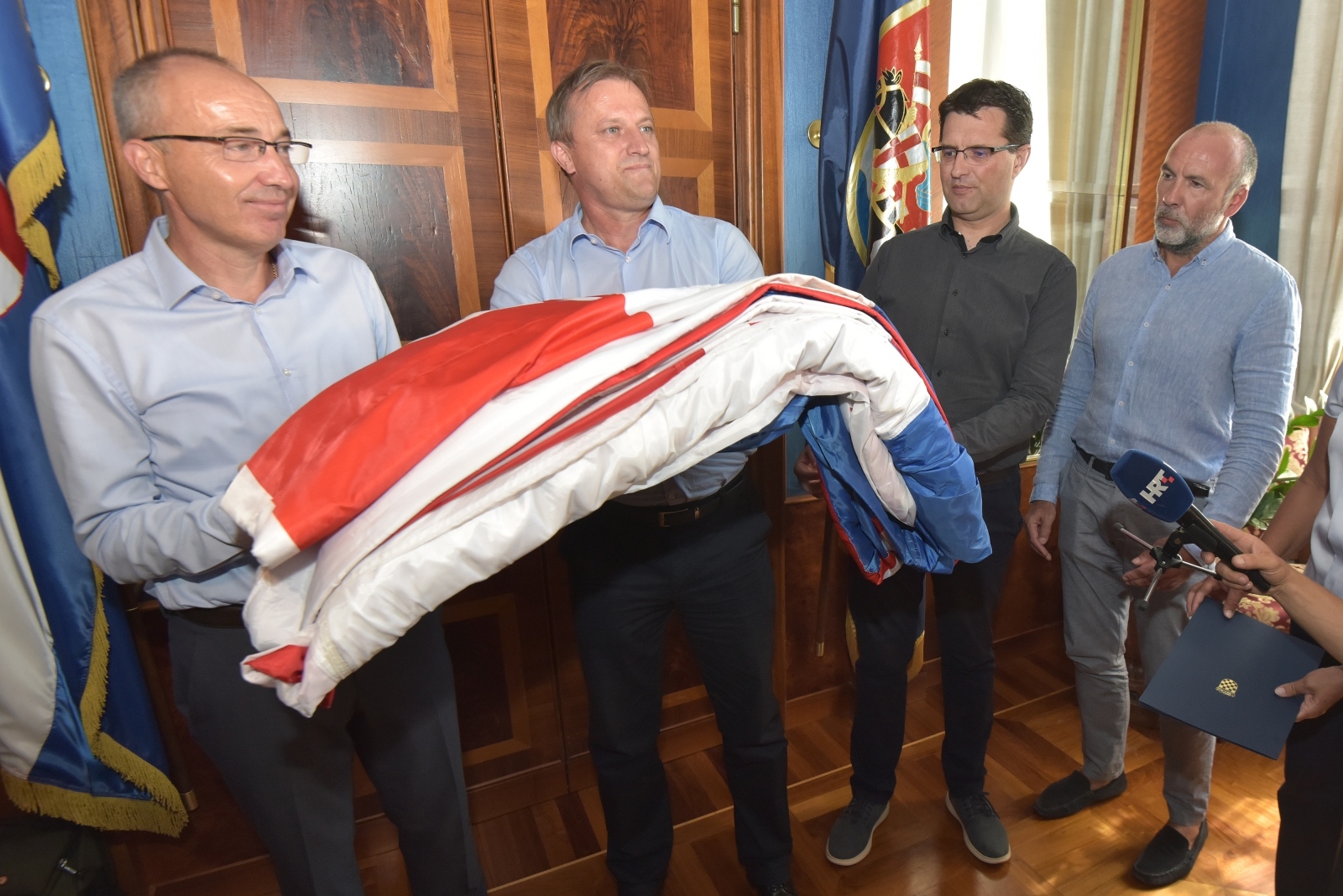 Ministar Krstičević uručio gradonačelniku Dukiću veliku hrvatsku zastavu