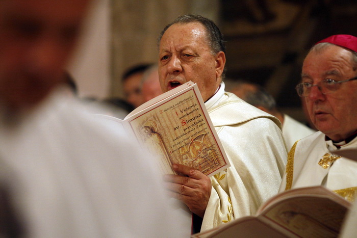 Zadar, 071010
Veceras u crkvi Sv. Sime zadarski nadbiskup Zelimir Puljic predao je relikvije (komad kosti sa noge) Svetog Simuna pravoslavcima – Teofilaktu metropolitu Jordana, vikaru za cijeli grcko-pravoslavni patrijarhat. Pravoslavcima je ovo obecao jo