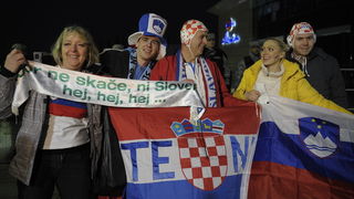 Vrsac, 180112.
Rukomet, europsko prvenstvo, 2 kolo
Hrvatska – Slovenija.
Na slici: Navijaci Slovenije i Hrvatske prije utakmice.
Foto: Drazen Aleksic / Cropix Vrsac, 180112.
Rukomet, europsko prvenstvo, 2 kolo
Hrvatska – Slovenija.
Na slici: Navijaci Slovenije i Hrvatske prije utakmice.
Foto: Drazen Aleksic / Cropix