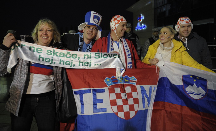 Vrsac, 180112.
Rukomet, europsko prvenstvo, 2 kolo
Hrvatska – Slovenija.
Na slici: Navijaci Slovenije i Hrvatske prije utakmice.
Foto: Drazen Aleksic / Cropix Vrsac, 180112.
Rukomet, europsko prvenstvo, 2 kolo
Hrvatska – Slovenija.
Na slici: Navijaci Slovenije i Hrvatske prije utakmice.
Foto: Drazen Aleksic / Cropix