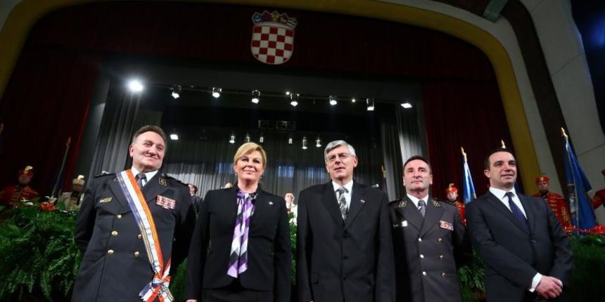 Zagreb – U Domu HV-a Zvonimir odrzana je primopredaja duznosti nacelnika Glavnog stozera Oruzanih snaga Republike Hrvatske izmedju generala zbora Drage Lovrica i general pukovnika Mirka Sundova. General zbora Drago Lovric, predsjednica RH Kolinda Grabar-K Zagreb – U Domu HV-a Zvonimir odrzana je primopredaja duznosti nacelnika Glavnog stozera Oruzanih snaga Republike Hrvatske izmedju generala zbora Drage Lovrica i general pukovnika Mirka Sundova. General zbora Drago Lovric, predsjednica RH Kolinda Grabar-K