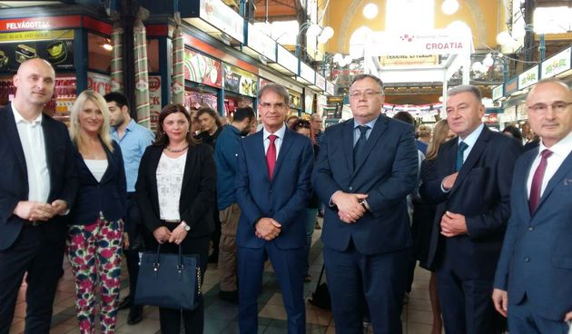 Ministar turizma Gari Cappelli boravi u Mađarskoj, u Budimpešti, gdje je danas na najljepšoj tržnici u Europi – Nagy Vásásrcsarnok otvorio manifestaciju pod nazivom “Hrvatska tržnica u Budimpešti”.
