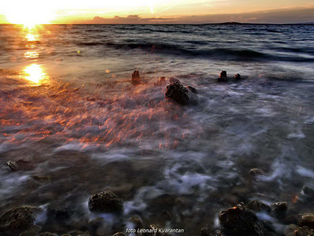 Punta Skala: Sunce tone u beskraj valova