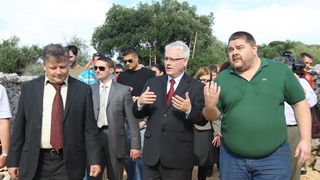 Zadar, 031010.
Predsjednik Hrvatske Ivo Josipovic posjetio je mjesto Lun na otoku Pagu. Obisao je stari maslinik i uljaru Lun Zeljimira Badurine.
Na fotografiji: predsjednik u masliniku.
Foto : Vladimir Ivanov / CROPIX