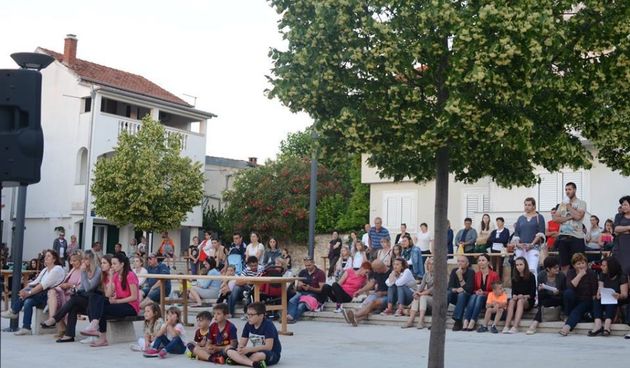 Trg Brce, Biograd na moru, publika