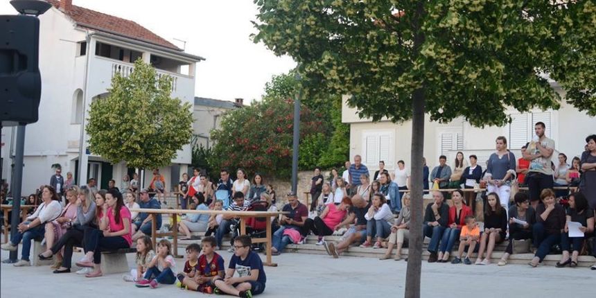 Trg Brce, Biograd na moru, publika