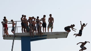 Zadar, 030712.
Skakaona na bazenu na Kolovarima omiljeno je okupljalista mladih zadrana zaljubljenika u skokove u more.
Foto: Andrija Lucic / Cropix