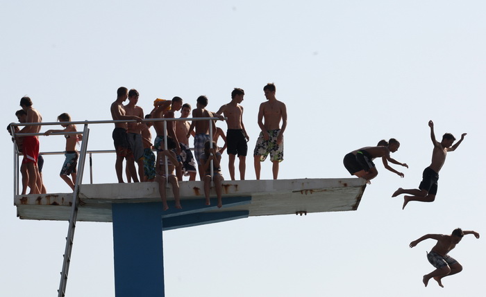Zadar, 030712.
Skakaona na bazenu na Kolovarima omiljeno je okupljalista mladih zadrana zaljubljenika u skokove u more.
Foto: Andrija Lucic / Cropix