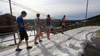 Plomin: olujno nevrijeme s tučom zahvatilo područje grada, građani koristili lopate za snijeg