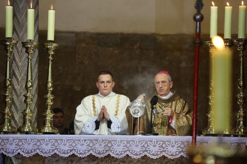 25.12.2013., Zadar – Svecanu misu polnocku povodom rodjenja Isusa Krista u katedrali svete Stosije predvodio je nadbiskup Zelimir Puljic. Photo: Filip Brala/PIXSELL 25.12.2013., Zadar – Svecanu misu polnocku povodom rodjenja Isusa Krista u katedrali svete Stosije predvodio je nadbiskup Zelimir Puljic. Photo: Filip Brala/PIXSELL