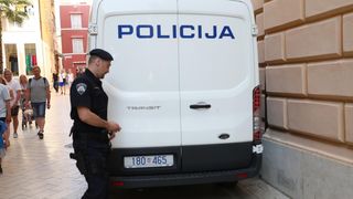 Privođenje muškarca osumnjičenog za bombaške napade na PU zadarsku Privođenje muškarca osumnjičenog za bombaške napade na PU zadarsku