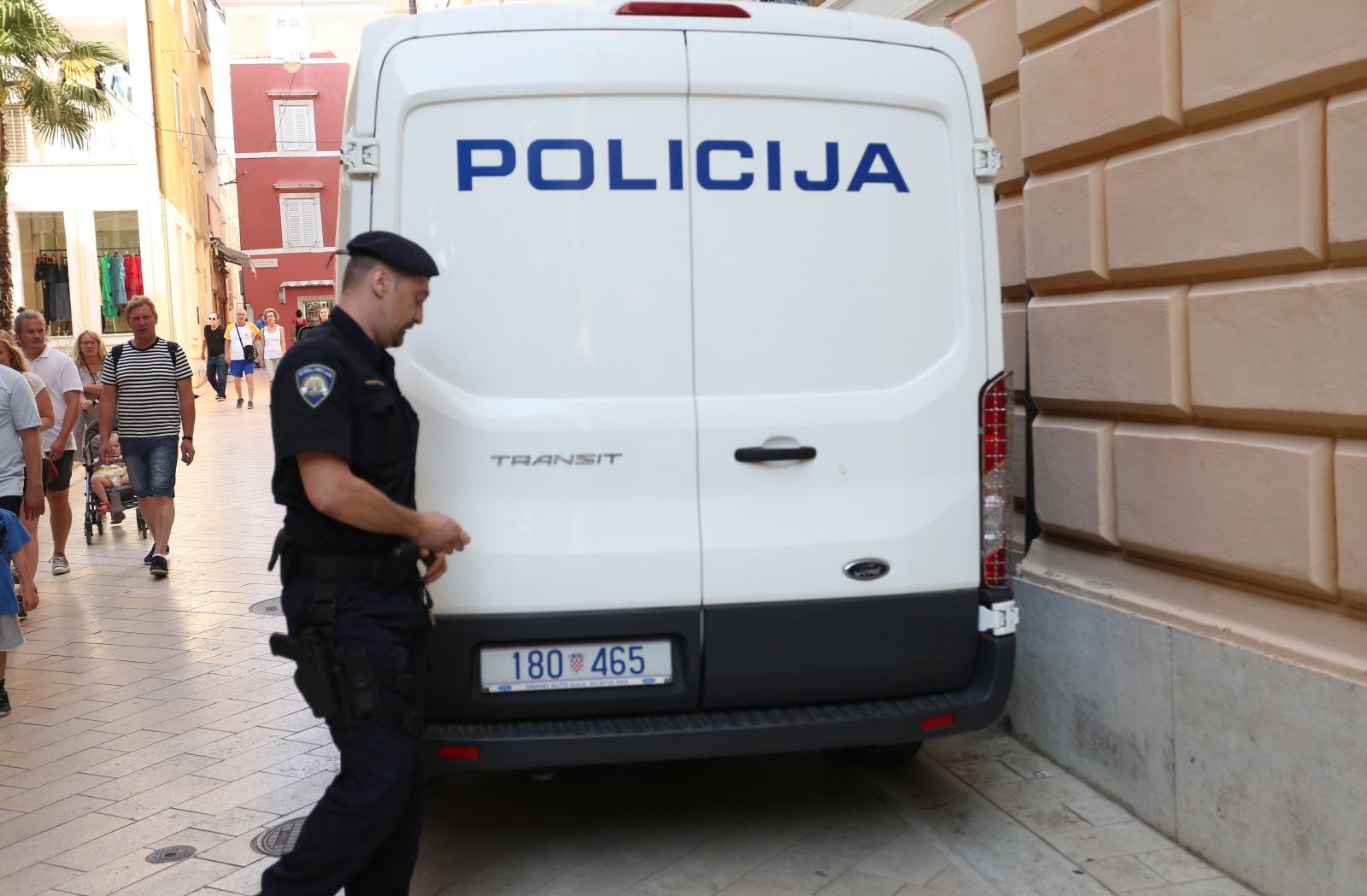 Privođenje muškarca osumnjičenog za bombaške napade na PU zadarsku Privođenje muškarca osumnjičenog za bombaške napade na PU zadarsku