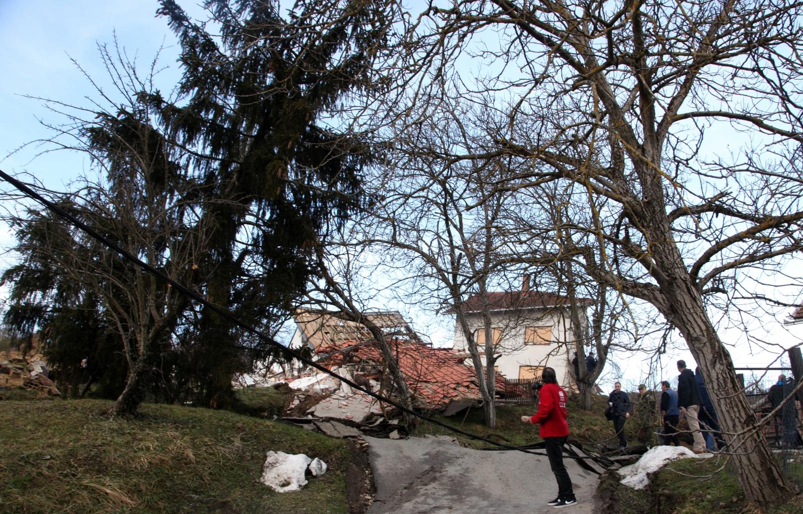 Hrvatska Kostajnica: u odronu stijene potpuno uništeno sedam kuća