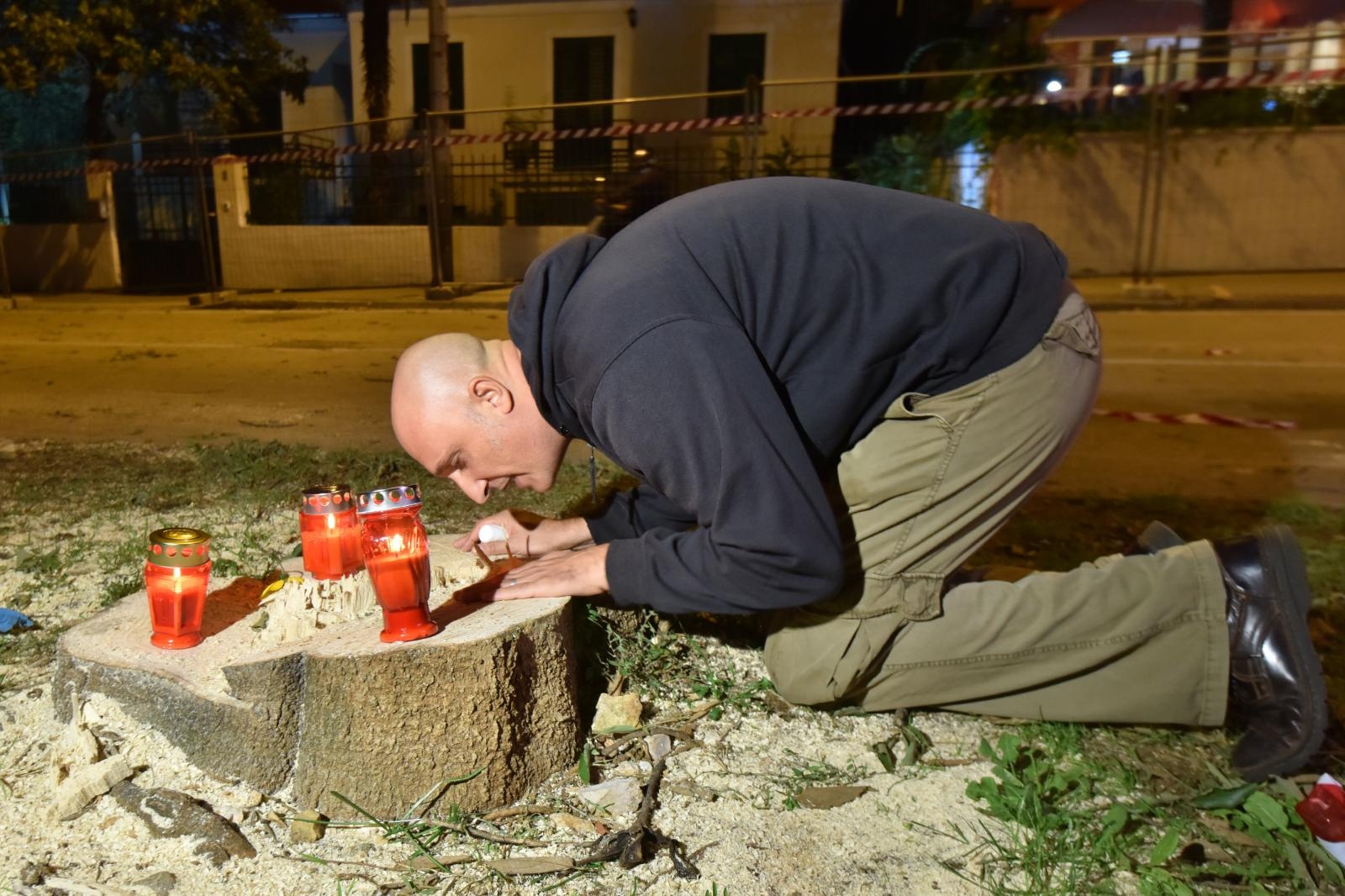Prosvjed građana zbog odluke Grada da posječe drvored fafarikula u Vruljici Prosvjed građana zbog odluke Grada da posječe drvored fafarikula u Vruljici