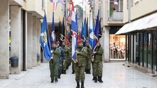 Mimohod pripadnika OSRH i MUP-a s ratnim zastavama povodom 30. obljetnice VRO Maslenica Mimohod pripadnika OSRH i MUP-a s ratnim zastavama povodom 30. obljetnice VRO Maslenica
