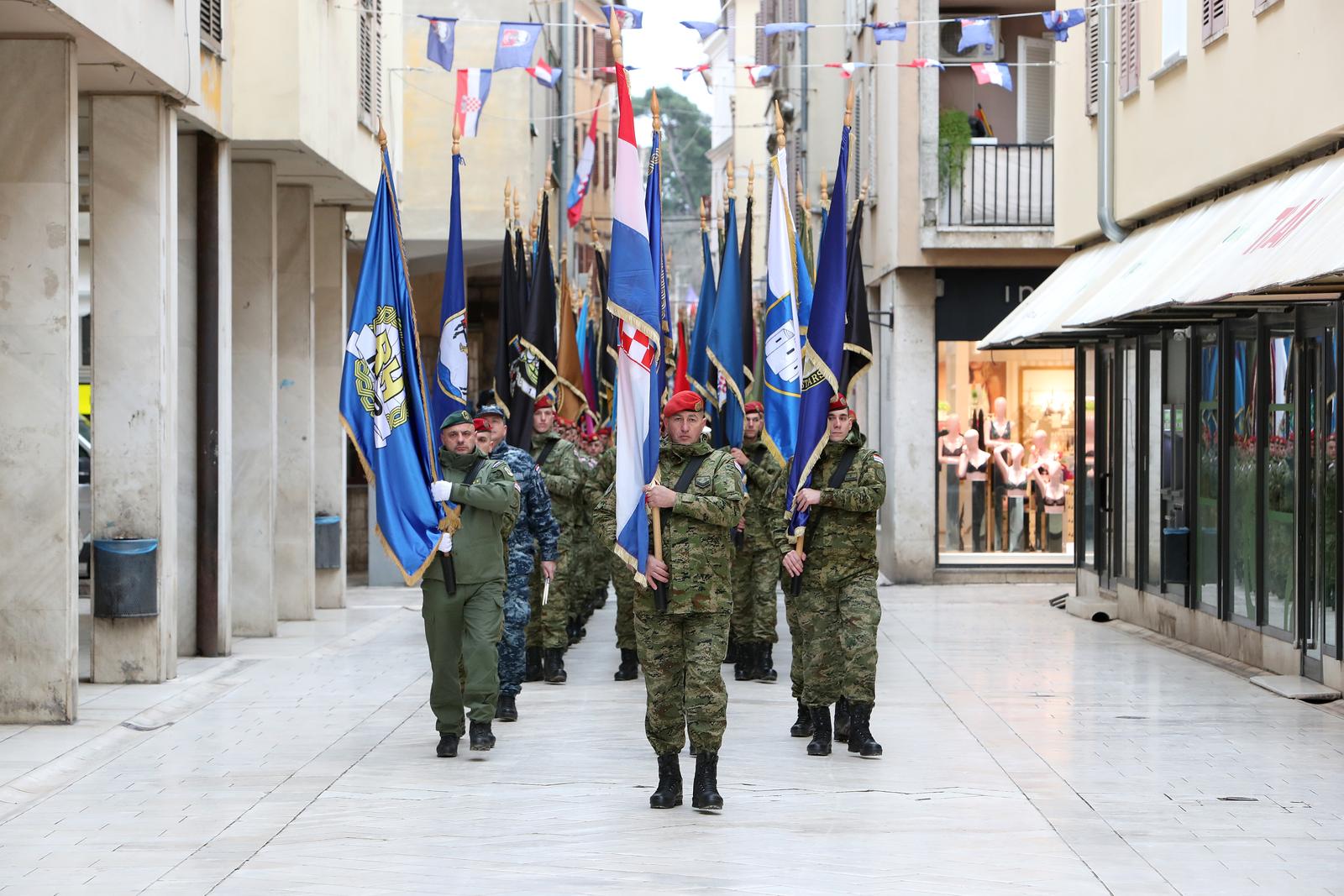 Mimohod pripadnika OSRH i MUP-a s ratnim zastavama povodom 30. obljetnice VRO Maslenica Mimohod pripadnika OSRH i MUP-a s ratnim zastavama povodom 30. obljetnice VRO Maslenica