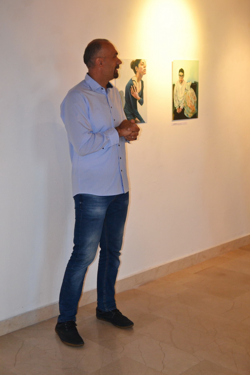 U galeriji Kninskog muzeja otvorena izložba slika “Autoportreti” Marine Ćorić