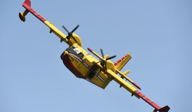 Kanaderi i air tractori gasili požar u blizini dikljanskih kuća i vikendica