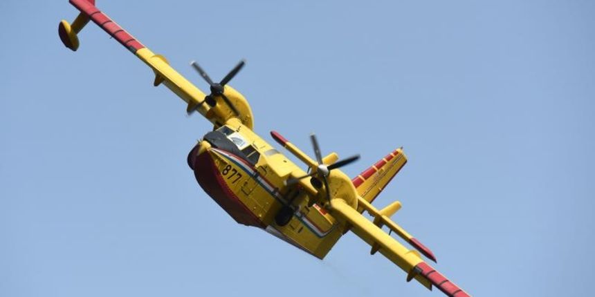 Kanaderi i air tractori gasili požar u blizini dikljanskih kuća i vikendica Kanaderi i air tractori gasili požar u blizini dikljanskih kuća i vikendica