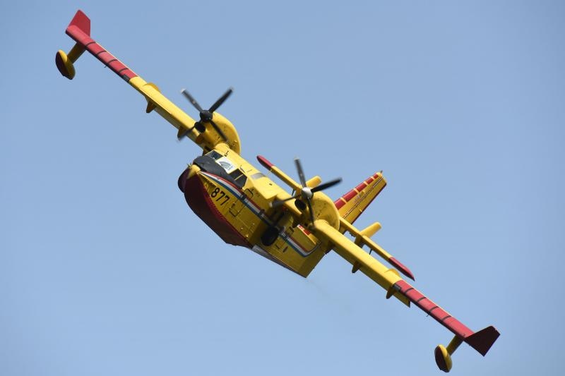 Kanaderi i air tractori gasili požar u blizini dikljanskih kuća i vikendica Kanaderi i air tractori gasili požar u blizini dikljanskih kuća i vikendica