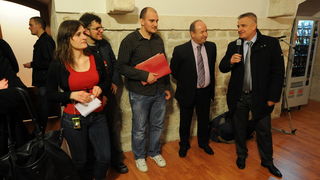 Zadar, 250313.
Nakon renovacije i prenamjene svecano je otvoren studentski klub “Bozo Lerotic”.
Na fotografiji: detalj s otvorenja; prorektor za studente Robert Bacalja(desno), dekan Ante Uglesic(do Bacalje).
Foto: Luka Gerlanc / CROPIX Zadar, 250313.
Nakon renovacije i prenamjene svecano je otvoren studentski klub “Bozo Lerotic”.
Na fotografiji: detalj s otvorenja; prorektor za studente Robert Bacalja(desno), dekan Ante Uglesic(do Bacalje).
Foto: Luka Gerlanc / CROPIX