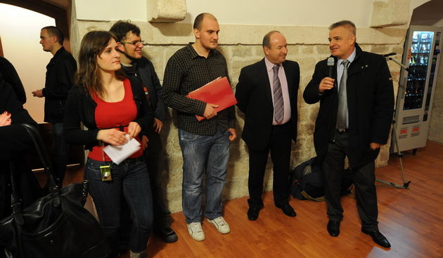 Zadar, 250313.
Nakon renovacije i prenamjene svecano je otvoren studentski klub “Bozo Lerotic”.
Na fotografiji: detalj s otvorenja; prorektor za studente Robert Bacalja(desno), dekan Ante Uglesic(do Bacalje).
Foto: Luka Gerlanc / CROPIX