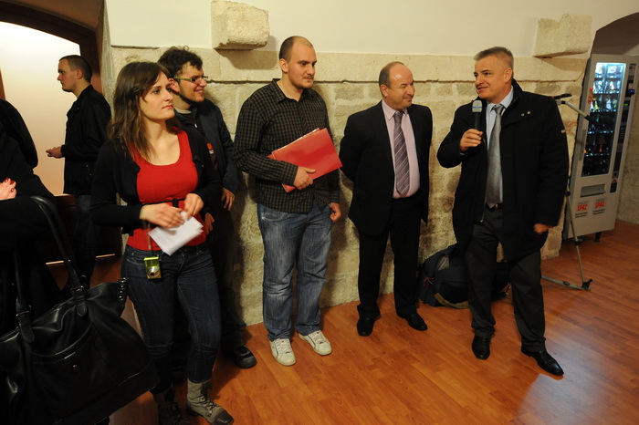 Zadar, 250313.
Nakon renovacije i prenamjene svecano je otvoren studentski klub “Bozo Lerotic”.
Na fotografiji: detalj s otvorenja; prorektor za studente Robert Bacalja(desno), dekan Ante Uglesic(do Bacalje).
Foto: Luka Gerlanc / CROPIX Zadar, 250313.
Nakon renovacije i prenamjene svecano je otvoren studentski klub “Bozo Lerotic”.
Na fotografiji: detalj s otvorenja; prorektor za studente Robert Bacalja(desno), dekan Ante Uglesic(do Bacalje).
Foto: Luka Gerlanc / CROPIX