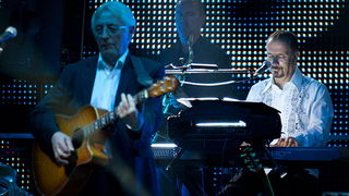 Oliver Dragojević i gudački orekestar Alana Bjelinskog na Višnjiku 22. ožujka 2011. Foto: Kristijan Orlić Oliver Dragojević i gudački orekestar Alana Bjelinskog na Višnjiku 22. ožujka 2011. Foto: Kristijan Orlić