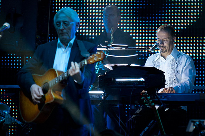 Oliver Dragojević i gudački orekestar Alana Bjelinskog na Višnjiku 22. ožujka 2011. Foto: Kristijan Orlić Oliver Dragojević i gudački orekestar Alana Bjelinskog na Višnjiku 22. ožujka 2011. Foto: Kristijan Orlić