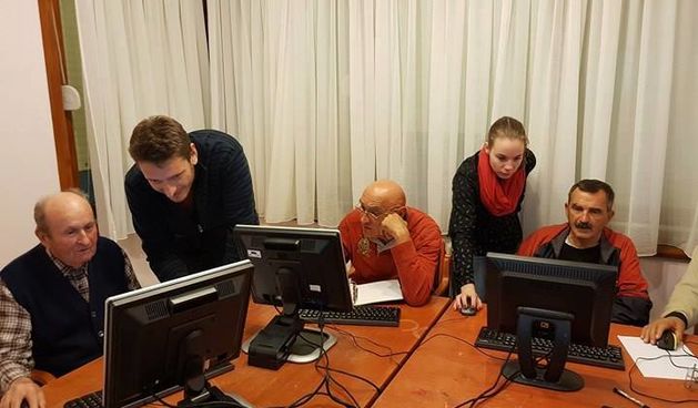 Štićenici Doma za starije osobe uče kako koristiti računalo