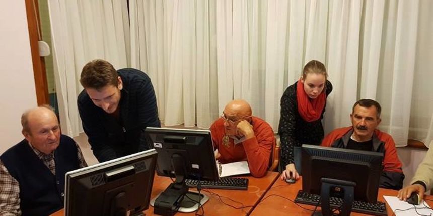 Štićenici Doma za starije osobe uče kako koristiti računalo Štićenici Doma za starije osobe uče kako koristiti računalo