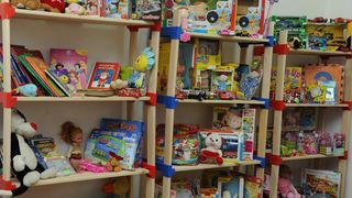 05.02.2014., Knin – Po prvi puta je u gradu otvorena je besplatna knjiznica djecjih igracaka. Projekt su osmislile clanice Ekoudruga Krka-Knin na celu sa Ingom Kukolj i Marijom Ujakovic. Jedini uvjet za uclanjenje u knjiznicu je da djeca donesu neku svo