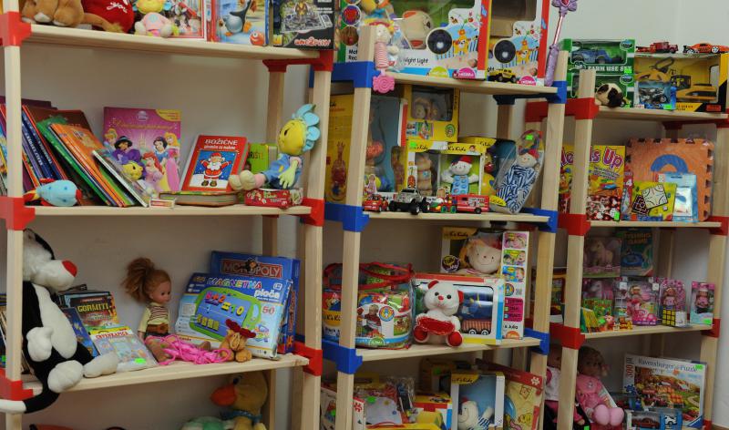 05.02.2014., Knin – Po prvi puta je u gradu otvorena je besplatna knjiznica djecjih igracaka. Projekt su osmislile clanice Ekoudruga Krka-Knin na celu sa Ingom Kukolj i Marijom Ujakovic. Jedini uvjet za uclanjenje u knjiznicu je da djeca donesu neku svo