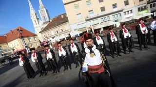Zagreb: Počasna satnija Kravat pukovnije na Dolcu