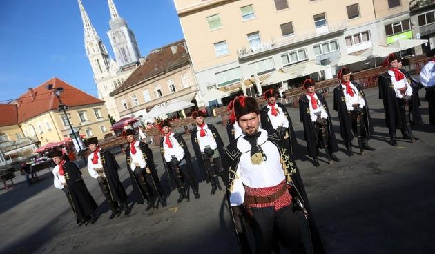 Zagreb: Počasna satnija Kravat pukovnije na Dolcu