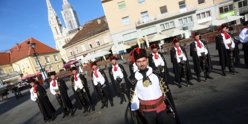 Zagreb: Počasna satnija Kravat pukovnije na Dolcu